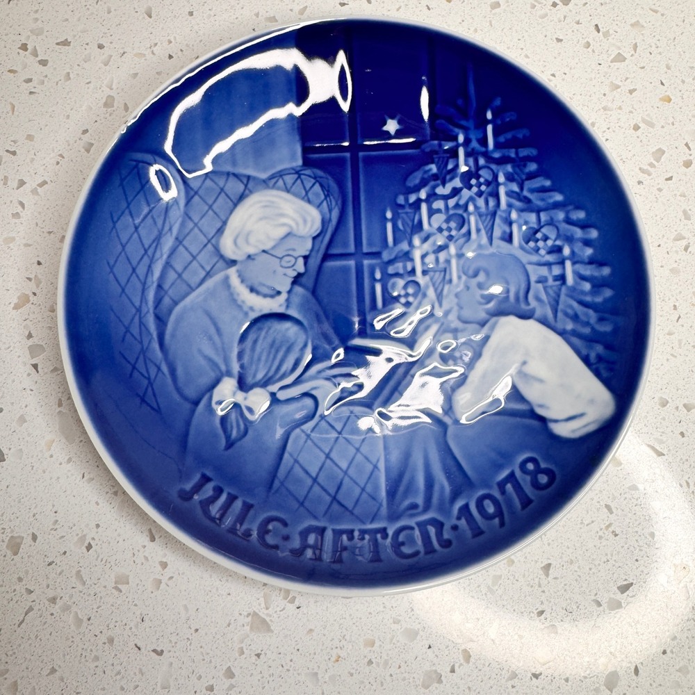 B&G Copenhagen Porcelain 1978 Christmas Plate A Christmas‎ Tale Collector Plate